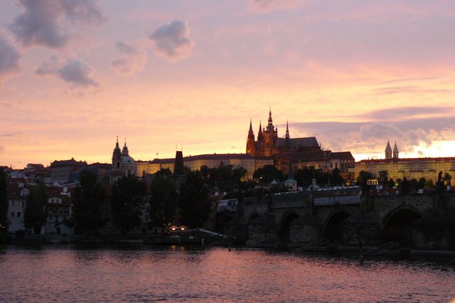 Praga - zachód słońca nad Wełtawą..