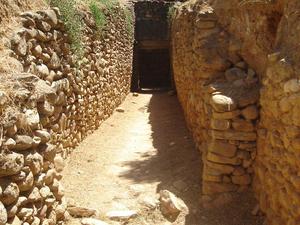 Maleme - wejście do grobowca