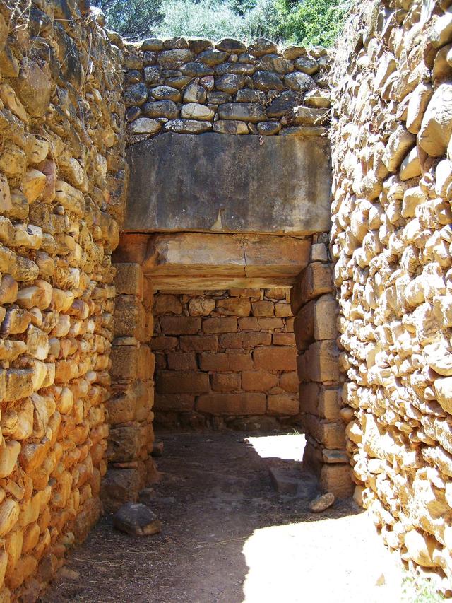 Maleme - wejście do grobowca 2