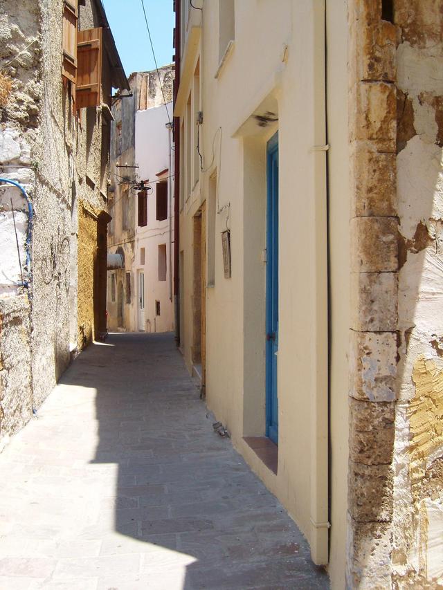 Chania - uliczka z niebieskimi drzwiami