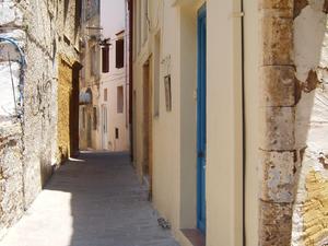 Chania - uliczka z niebieskimi drzwiami