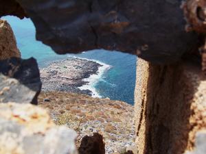 Wyspa Gramvousa - patrząc przez szczelinę w murze obronnym