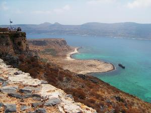 Wyspa Gramvousa - widok z fortecy na wrak statku przemytniczego