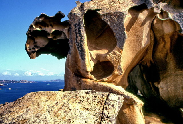 Formazione rocciosa di capo orso domina l  arcipelago della maddalena