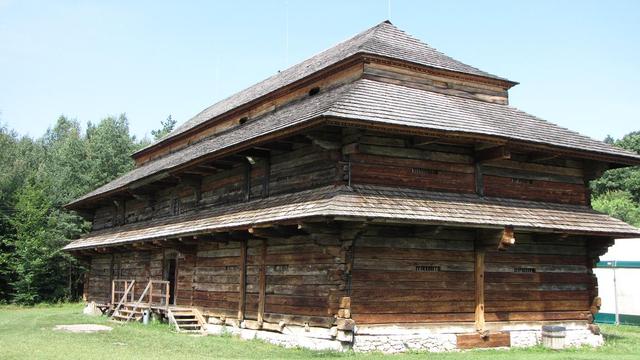 Skansen Wsi Kieleckiej w Tokarni - spichlerz