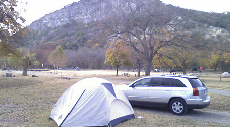 Namiot i samochod a wokolo puste pole namiotowe