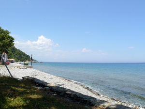 Kokkino Nero - kamienista plaża 