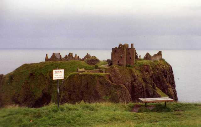 Dunnottar Castle - widok z brzegu