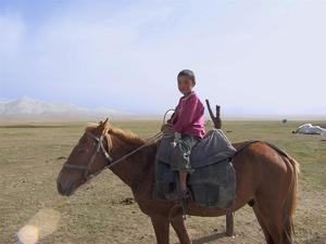 Młody Kirgiz ćwiczy przed zawodami