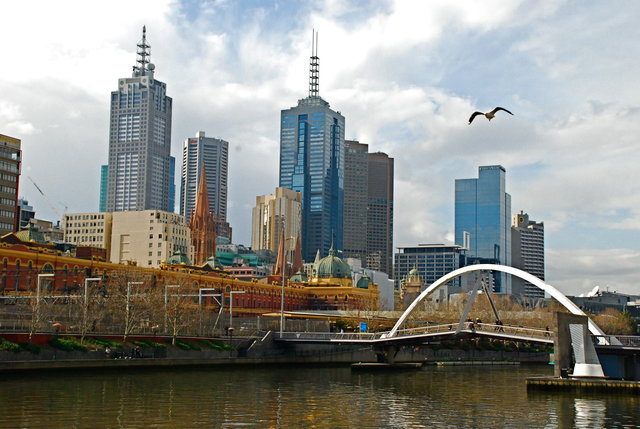 Melbourne, rzeka Yarra i widok na dzielnice finansowa