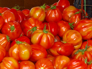 pomidory o przeróżnych kształtach
