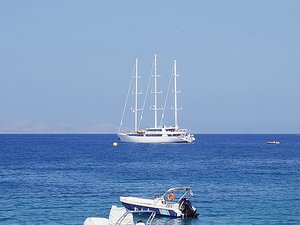 Agia Pelagia Kreta zatoka widok na jacht