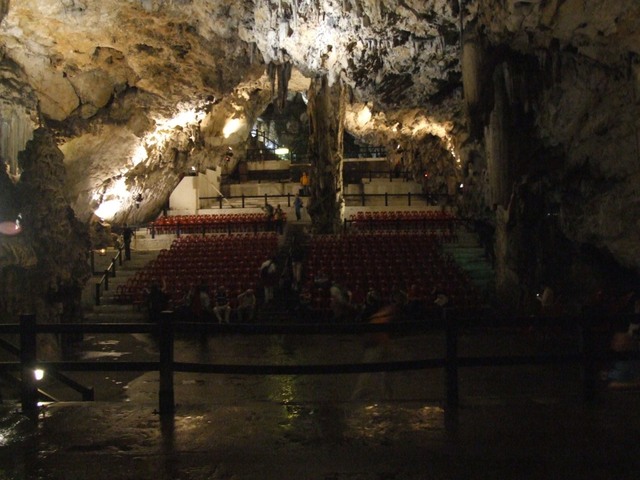 Jaskinia na zboczu 