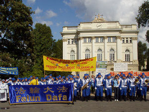 Orkiestra Falun Dafa na terenie UW