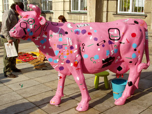 różowa krowa w kolorowe wzorki