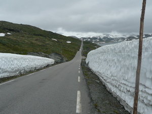 Zalegający śnieg przy drodze