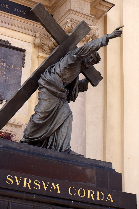Figura Chrystusa przed Bazyliką Św. Krzyża
