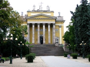 neoklasycystyczna bazylika z lat 1831-1836, druga co do wielkości na Węgrzech