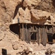 Hyena House, przyklejony do skały