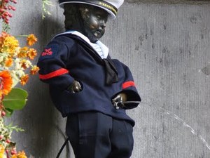 Manneken Pis - tym razem w stroju marynarza. 