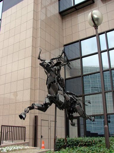Pod budynkiem Komisji Europejskiej stoi taka rzeźba