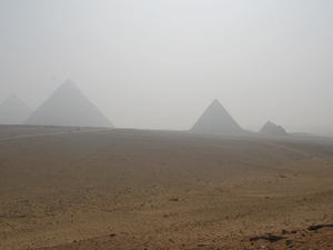 Zamglone piramidy