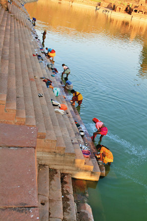 Pranie robi się w rzece. Kosmetycznym hitem Indii jest używane do prania, nietonące mydło.