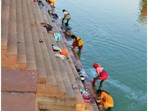 Pranie robi się w rzece. Kosmetycznym hitem Indii jest używane do prania, nietonące mydło.
