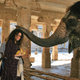 Za drobną opłatą (dla właścicieli) i banana (dla słonia) świątynny słoń z kompleksu Widżajanagar położył Oli trąbę na głowie.