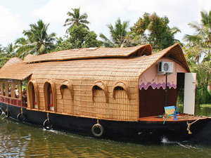 Luksusowe łodzie z kilkoma sypialniami, kuchnią i łazienką pływają po rozlewiskach Kerali.