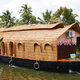 Luksusowe łodzie z kilkoma sypialniami, kuchnią i łazienką pływają po rozlewiskach Kerali.