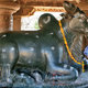 W kompleksie świątyń Patadakal, 120 km od Hampi, wciąż trzymany jest ogień u stóp świętego byka.