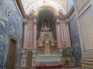 Tavira - wnętrze kościoła Santiago, po bokach charakterystyczne azulejos