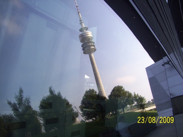 Odbicie 'Olimpiaturm' od szyby BMW Welt - Monachium