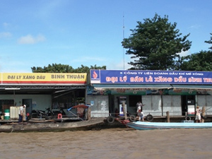 Stacja benzynowa na Mekongu