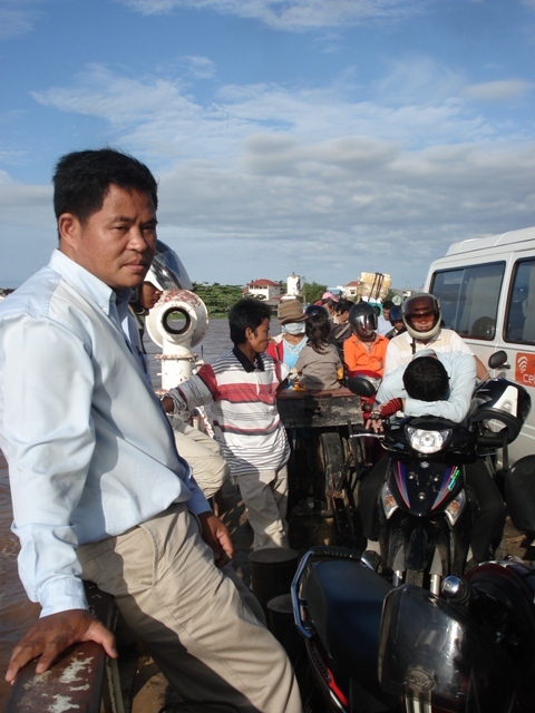 W drodze do Phnom Penh, prom