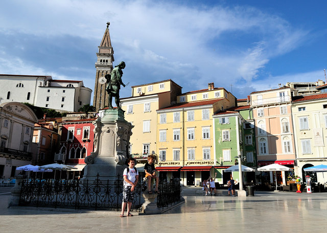 Rynek i pomnik Tartiniego - najsławniejszego obywatela Piranu