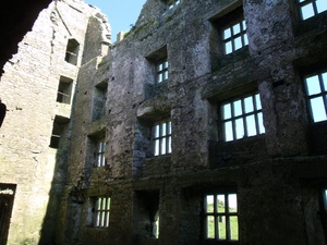 Pozostające w ruinie wnętrza Leamanaeh Castle