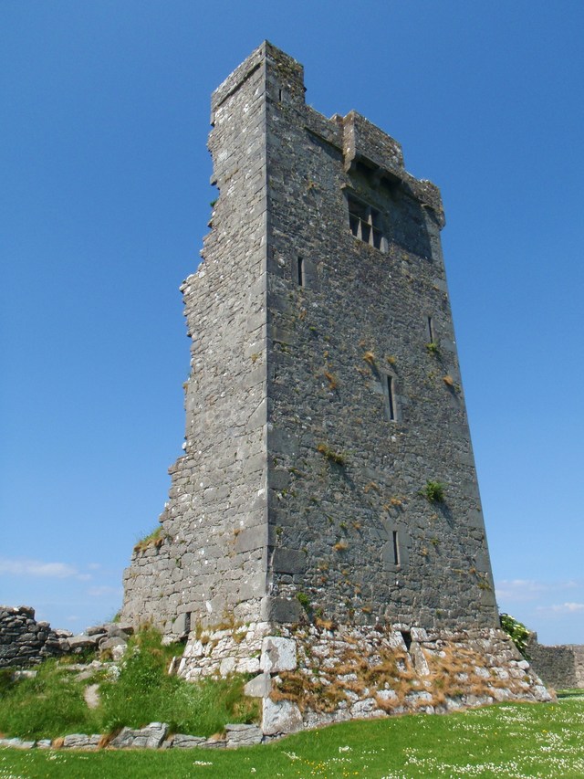 frontowa ściana Burren Tower