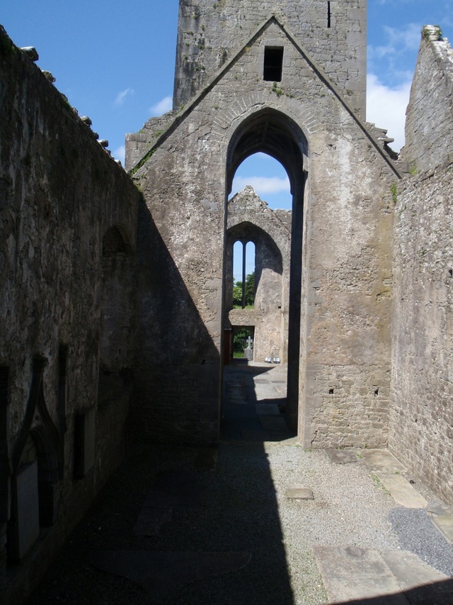 wnętrza zrujnowanego Quin Friary