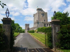 brama wjazdowa do Knappouge Castle