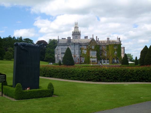 neogotycka bryła Adare Manor