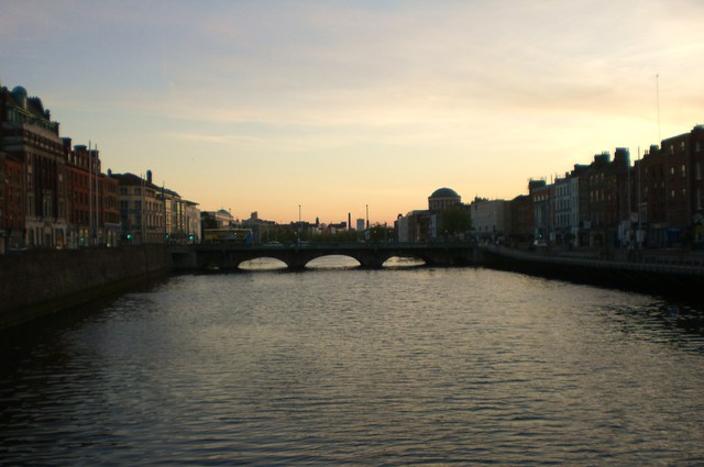 zachód słońca nad rzeką Liffey