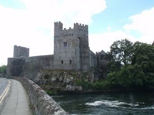 widok zamku Cahir od strony rzeki Suir