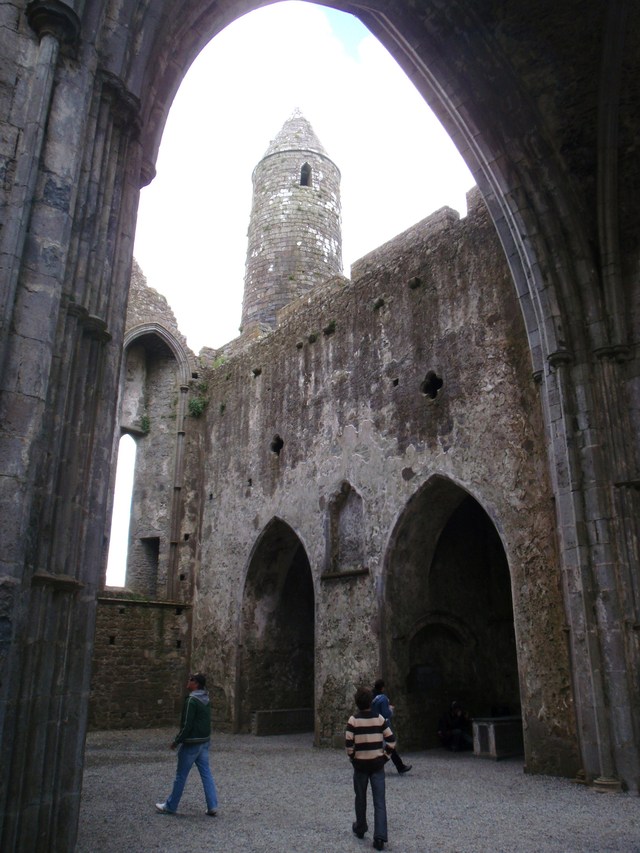 widok na Round Tower z wnętrza katedry