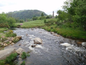 otoczony zielenią zespół klasztorny Glendalough