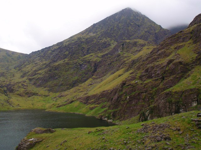 Carrauntoouhill od strony jeziora Gouragh