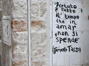 Polignano al Mare, Puglia - poezja na ścianach domów