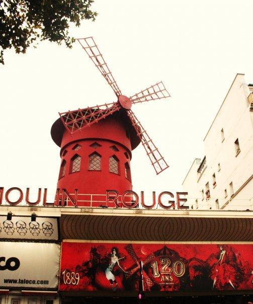 Moulin Rouge jesienią, Paryż