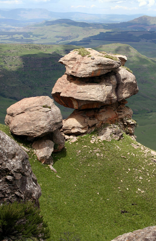 23 drakensberg mountains  rpa  balancing rock